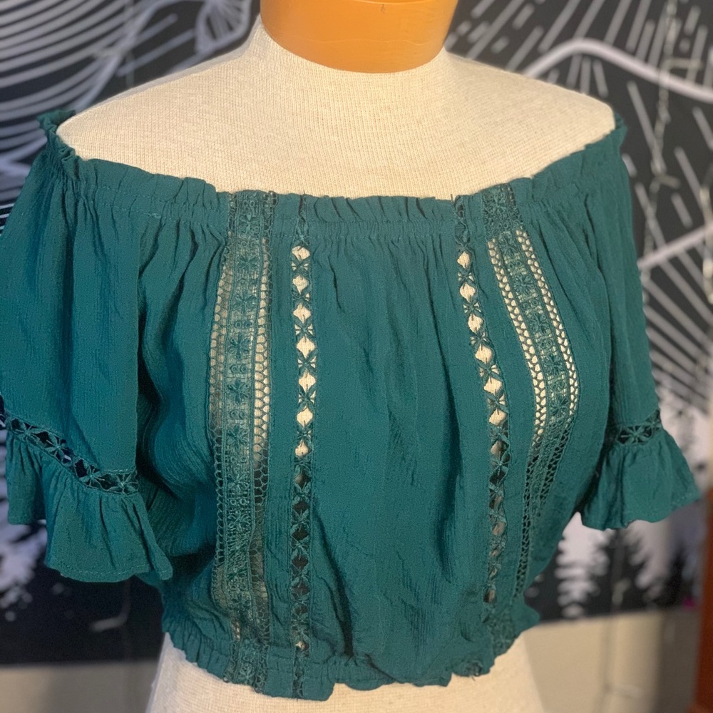 Off the shoulder crop top ✨